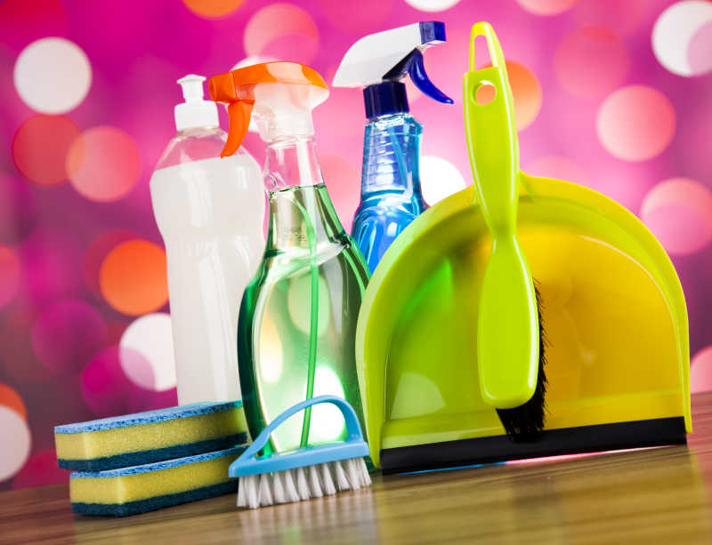 洁净背后的守护者 桌上摆放的清洁用品